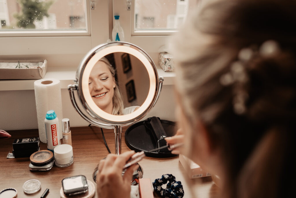 Bruid maakt zich klaar tijdens het getting ready moment van haar bruiloft
