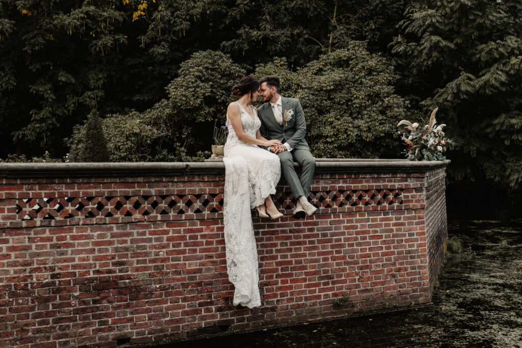 Bruidsfotograaf Nancy Antens legt een intiem moment vast van een bruidspaar in een romantische setting in Brabant.