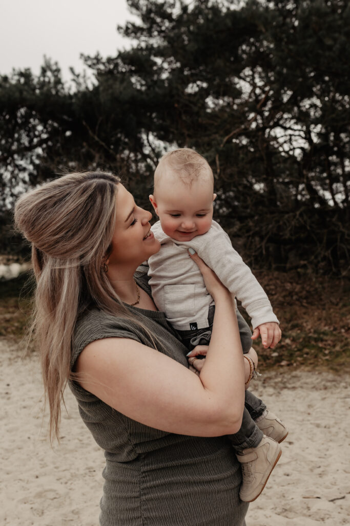 Warm moment tussen moeder en kind tijdens een gezinsshoot op locatie in Brabant.