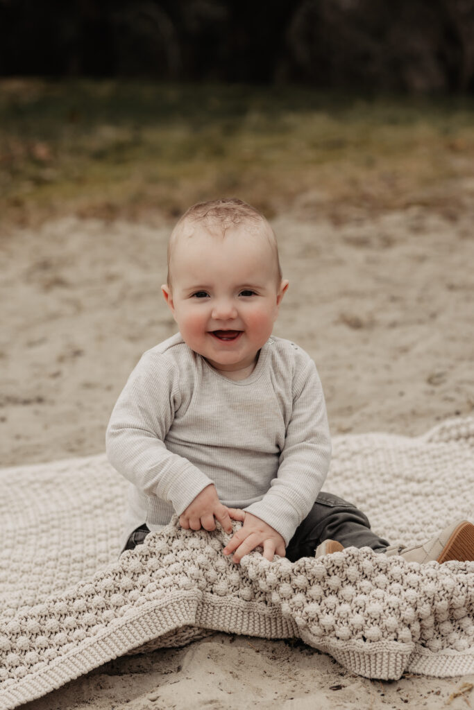 Lachende vader tilt zijn peuter hoog op tijdens een fotoshoot vol plezier.