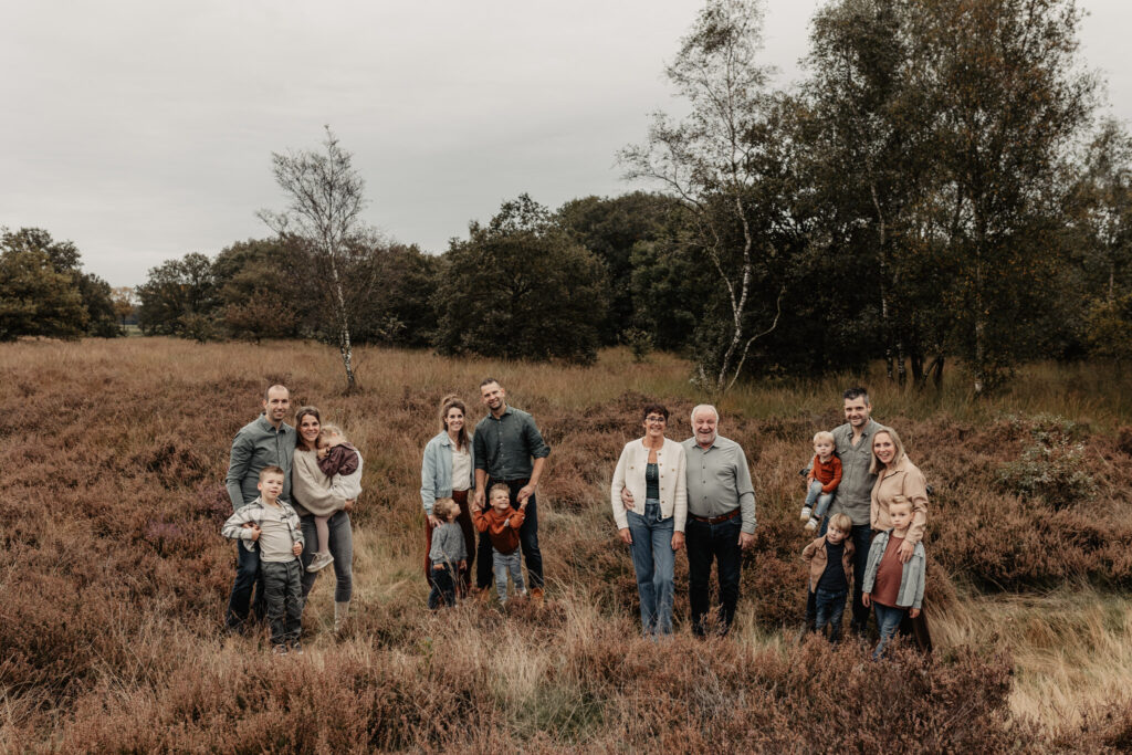 De hele familie op de foto in de heide in Brabant tijdens een familie fotoshoot.
