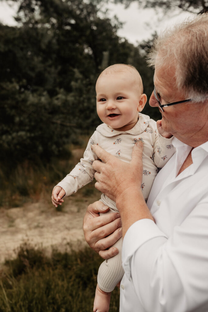 Opa met kleinkind tijdens een familieshoot in Breda op de heide.