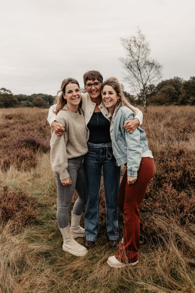 Moeder met dochters op de heide tijdens een familieshoot