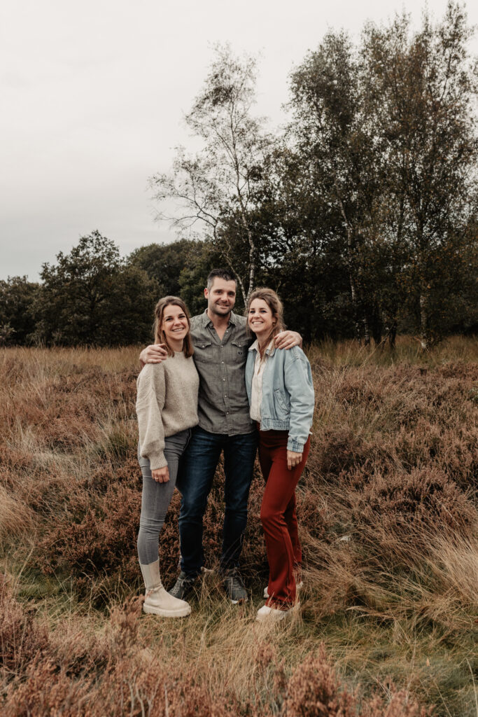 Gezinsfoto tijdens een grote familie fotoshoot in Brabant.