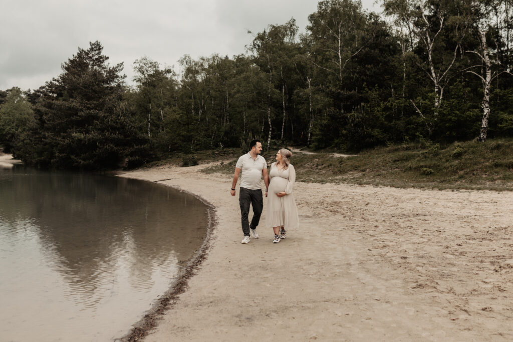 Zwangerschapsfotoshoot bij het water bij 't Zand in Alphen.
