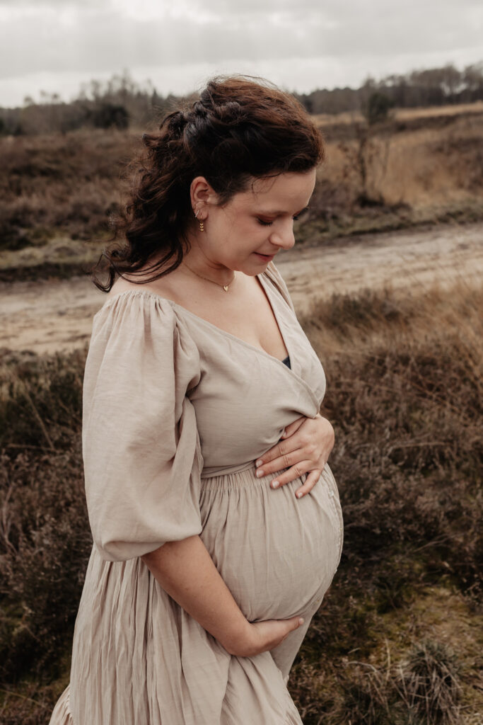 Vrouw tijdens ontspannen zwangerschapsfotoshoot in Brabant
