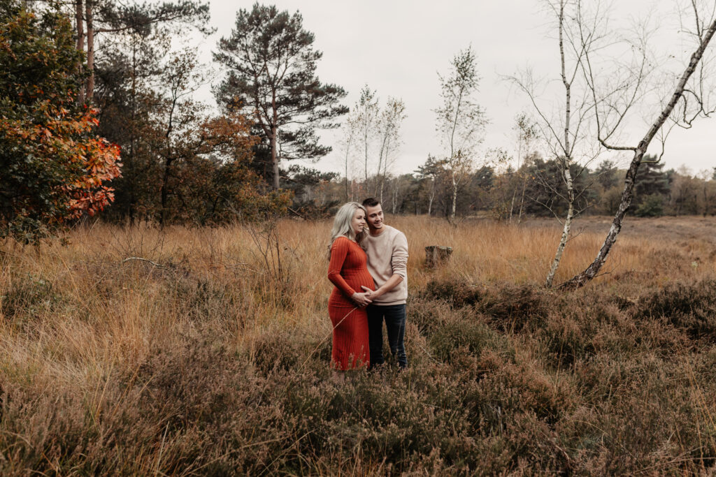 Koppel samen op de foto tijdens zwangerschapsshoot in Brabant