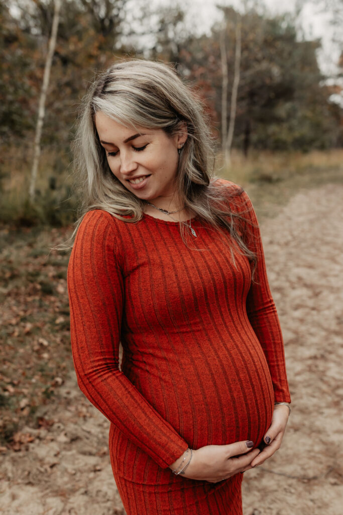 Zwangere vrouw tijdens ontspannen fotoshoot in Brabantse natuur