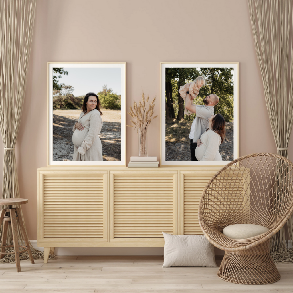 Gezinsfoto in lijst aan de muur na fotoshoot — tips van een fotograaf in Brabant