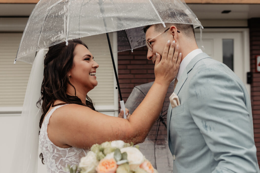 First look moment van bruid en bruidegom tijdens een intieme bruiloft in Brabant