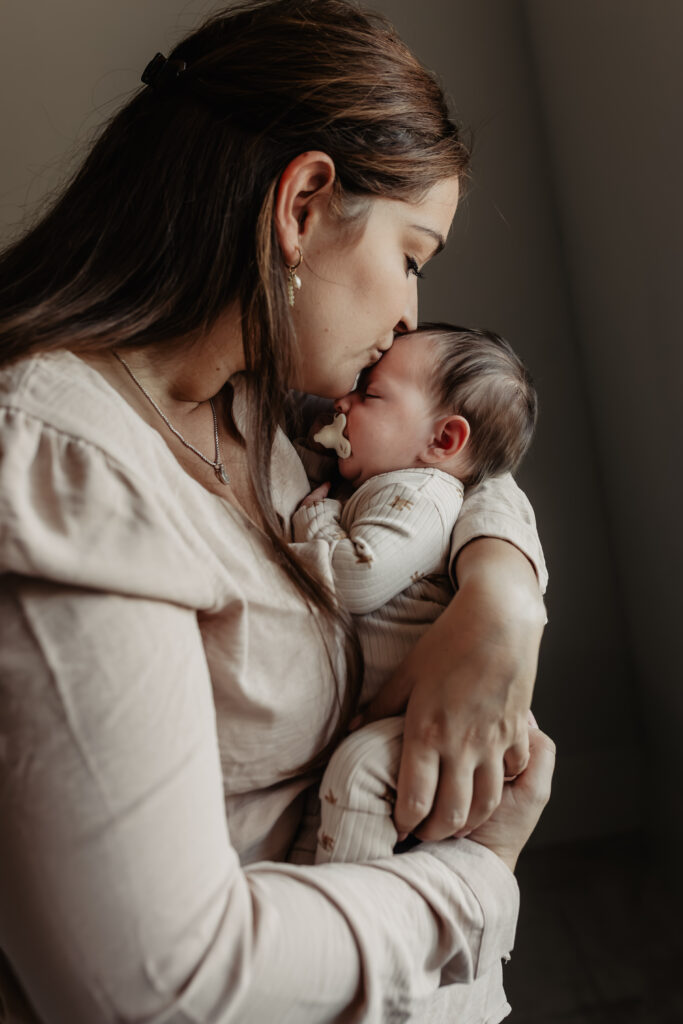 mama en papa met pasgeboren baby op de arm
