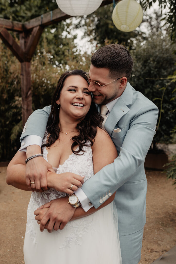 Verloofd stel houdt elkaar innig vast tijdens loveshoot in Brabant