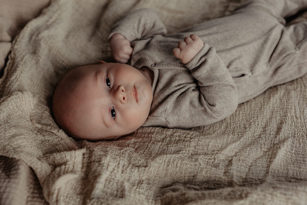 pasgeboren baby slapend op bed –