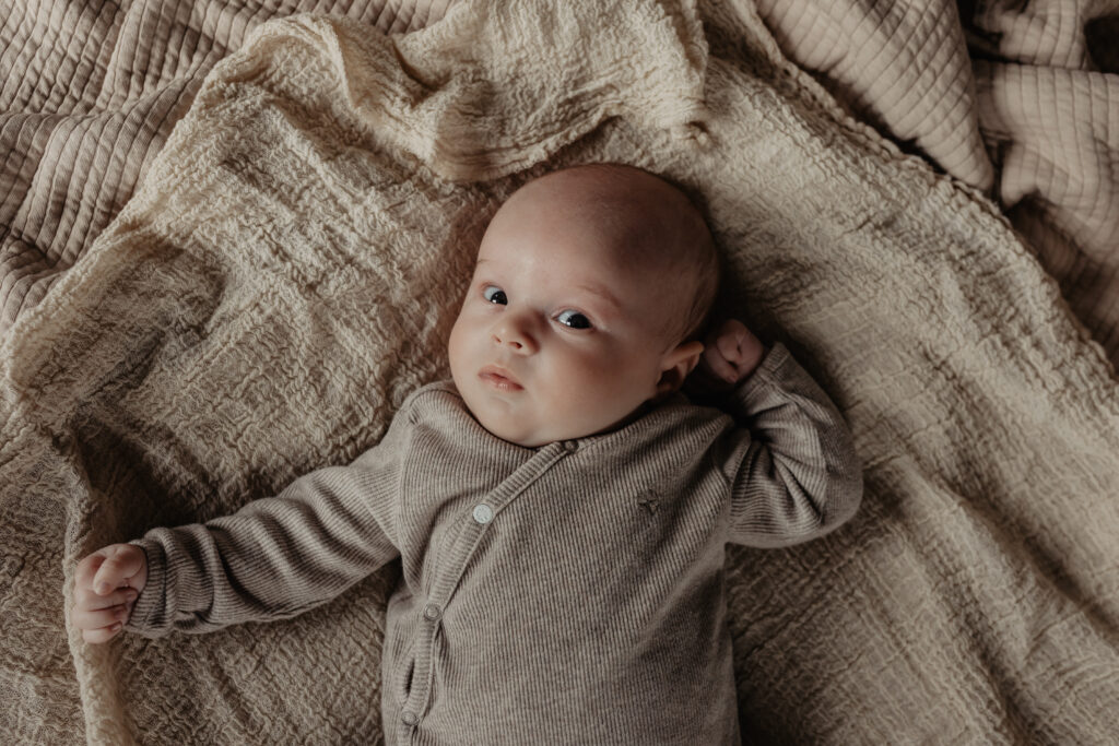 baby alleen op zachte deken – fotoshoot pasgeboren baby