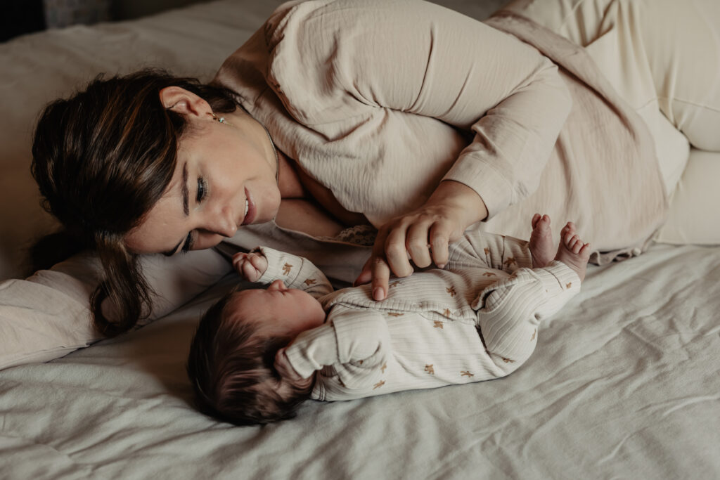 mama knuffelt met haar pasgeboren baby tijdens de newbornshoot de eerste weken