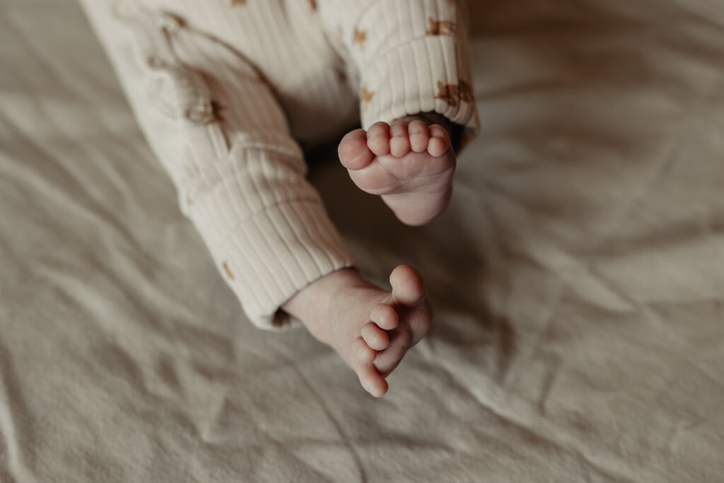 detailfoto babyvoetjes tijdens newbornshoot