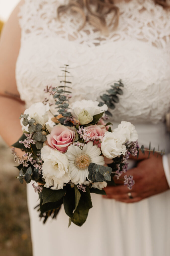 Klein maar stijlvol bruidsboeket als bewuste keuze om te trouwen binnen budget