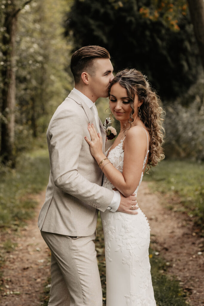 Verloofd stel lacht samen tijdens fotoshoot voorafgaand aan de bruiloft