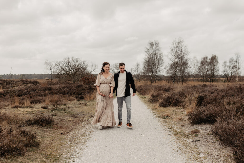 vrouw buiten met lange jurk – zwangerschapsfotoshoot in verwachting