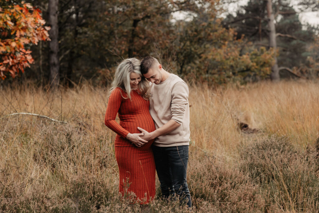 zwangere vrouw met partner knuffelend – beste moment zwangerschapsfotoshoot samen