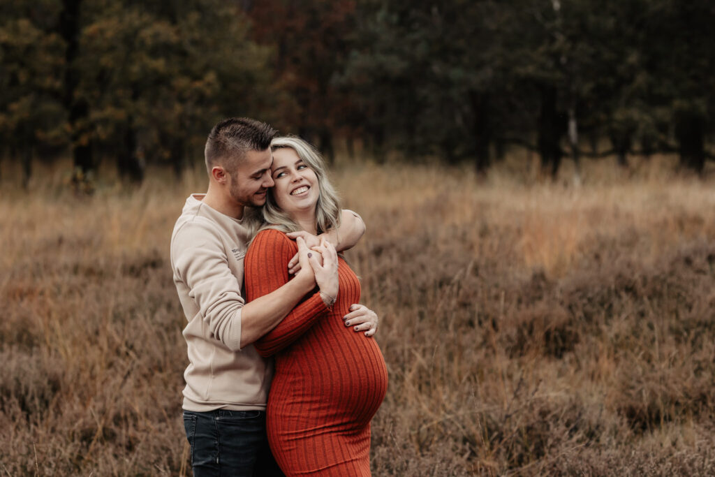 man legt hand op zwangere buik – fotoshoot zwangerschap 30 weken