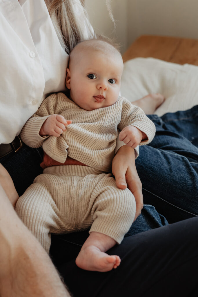 Detail van handjes van newborn tijdens newbornshoot in Baarle-Nassau