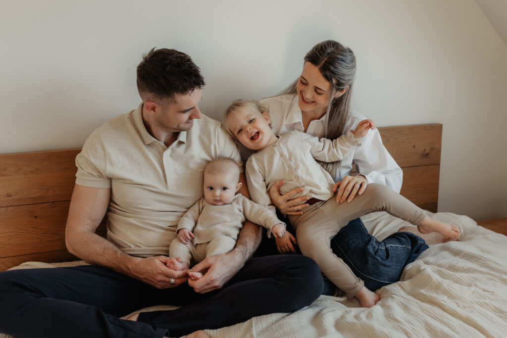 Gezin met newborn tijdens newbornshoot aan huis in Baarle-Nassau