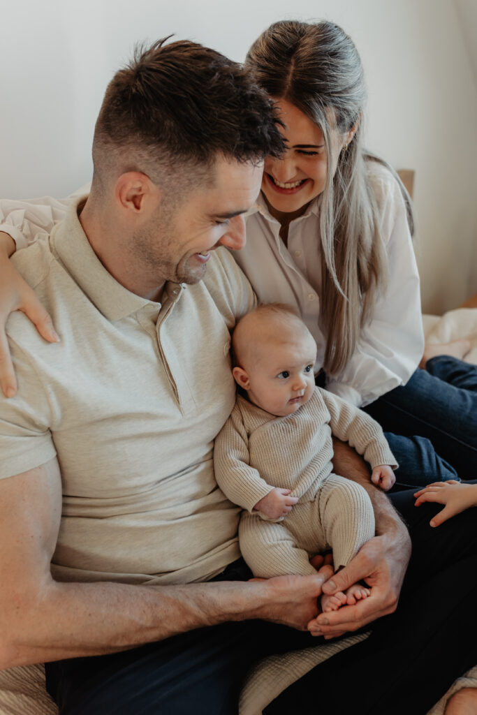 Gezin met newborn tijdens newbornshoot BAarle-Nassau