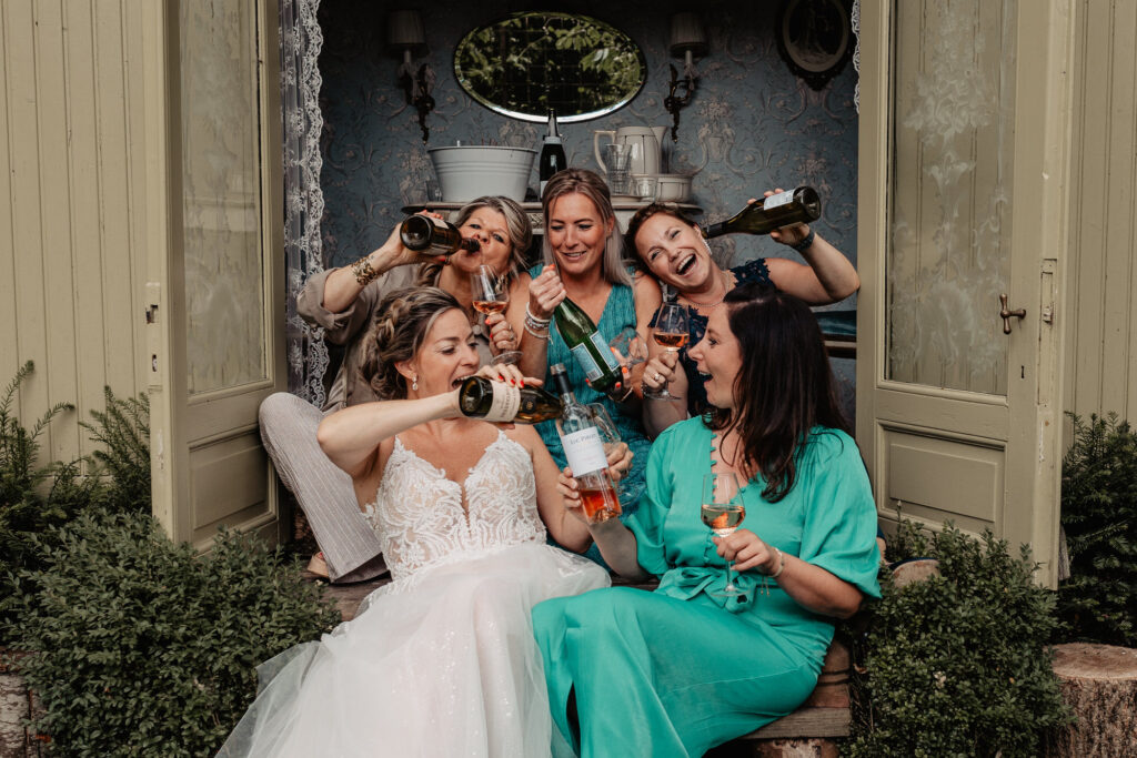 Grappige groepsfoto met familie en vrienden op een bruiloft