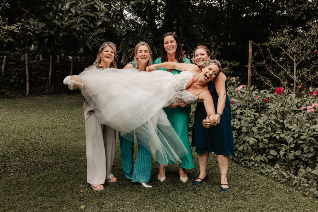 Spontaan moment tijdens het maken van groepsfoto’s op een bruiloft