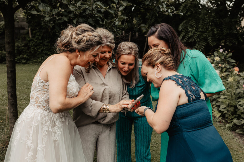 Spontaan moment tijdens het maken van groepsfoto’s op een bruiloft