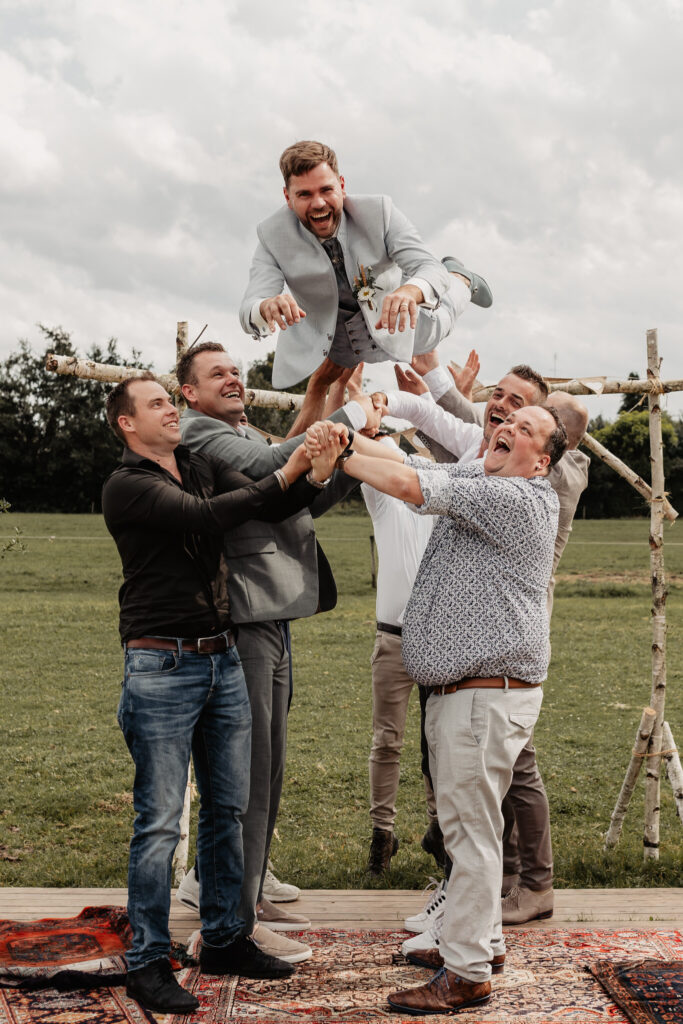 Spontane groepsfoto tijdens een ontspannen bruiloft
