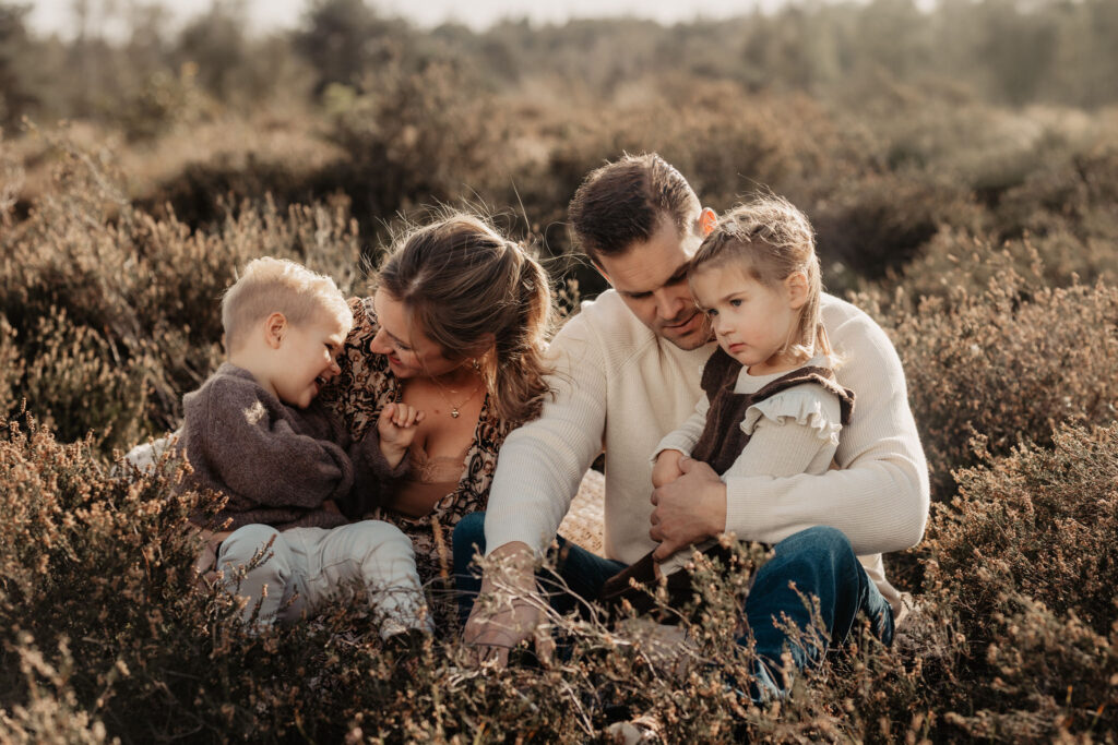 Gezin geniet samen tijdens een fotoshoot in Brabant