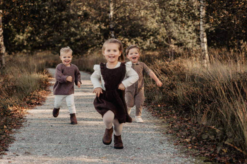 Kinderen spelen tijdens een ontspannen gezinsshoot