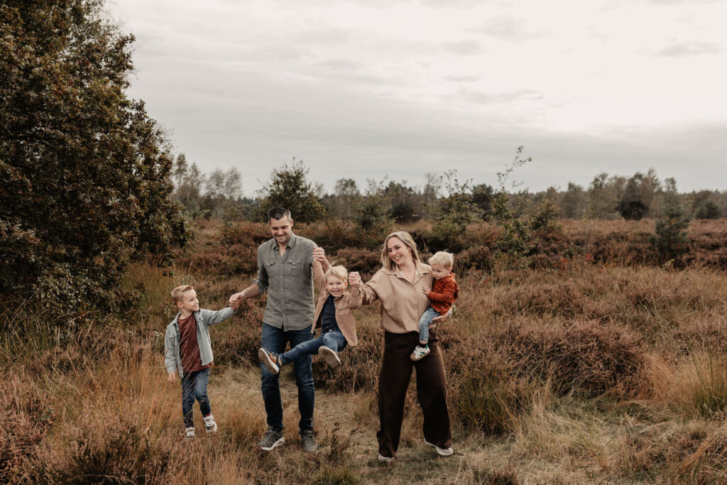 Gezin tijdens een spontane fotoshoot in de natuur