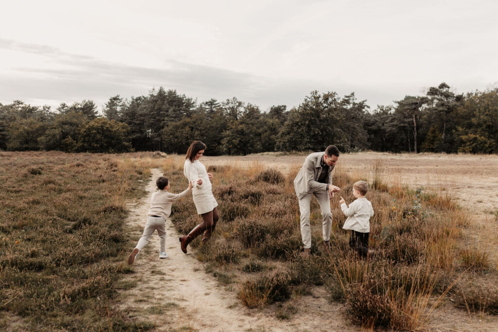 Gezin geniet samen tijdens een fotoshoot in Brabant
