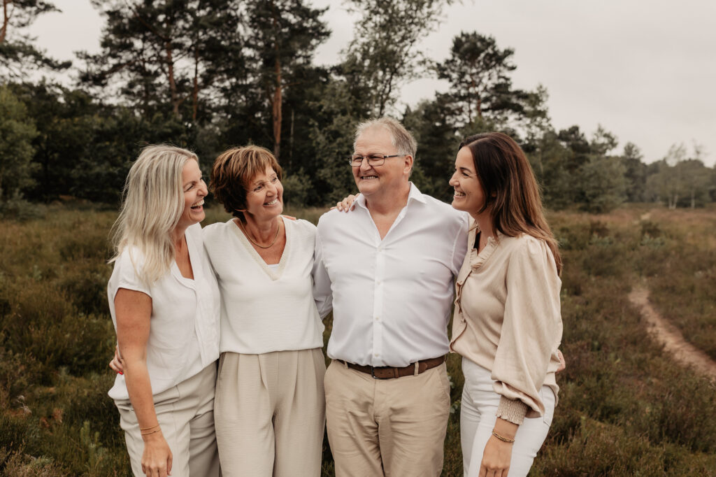 Drie generaties: opa en oma met volwassen dochters familieshoot Breda
