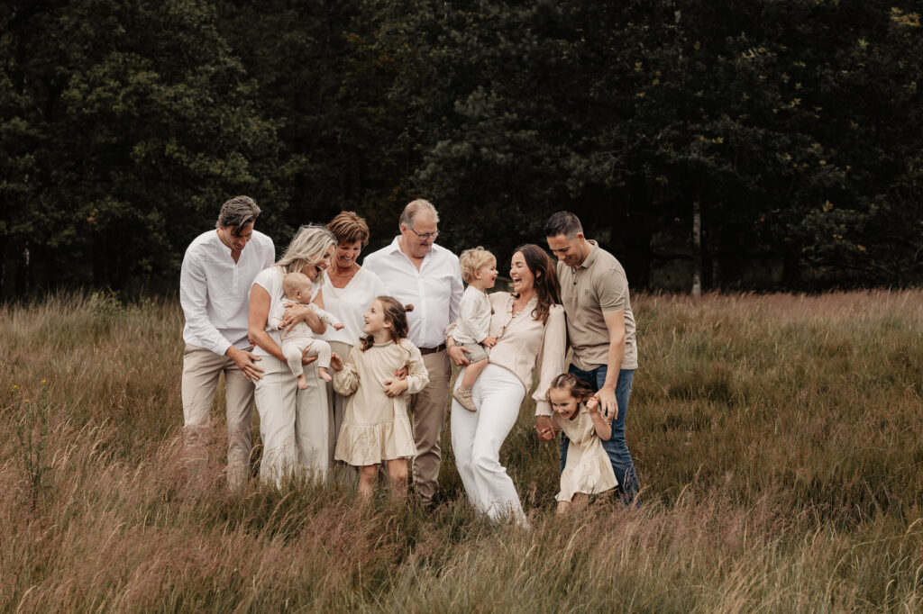 Spontane familiefoto Breda met kinderen die spelen tijdens fotoshoot